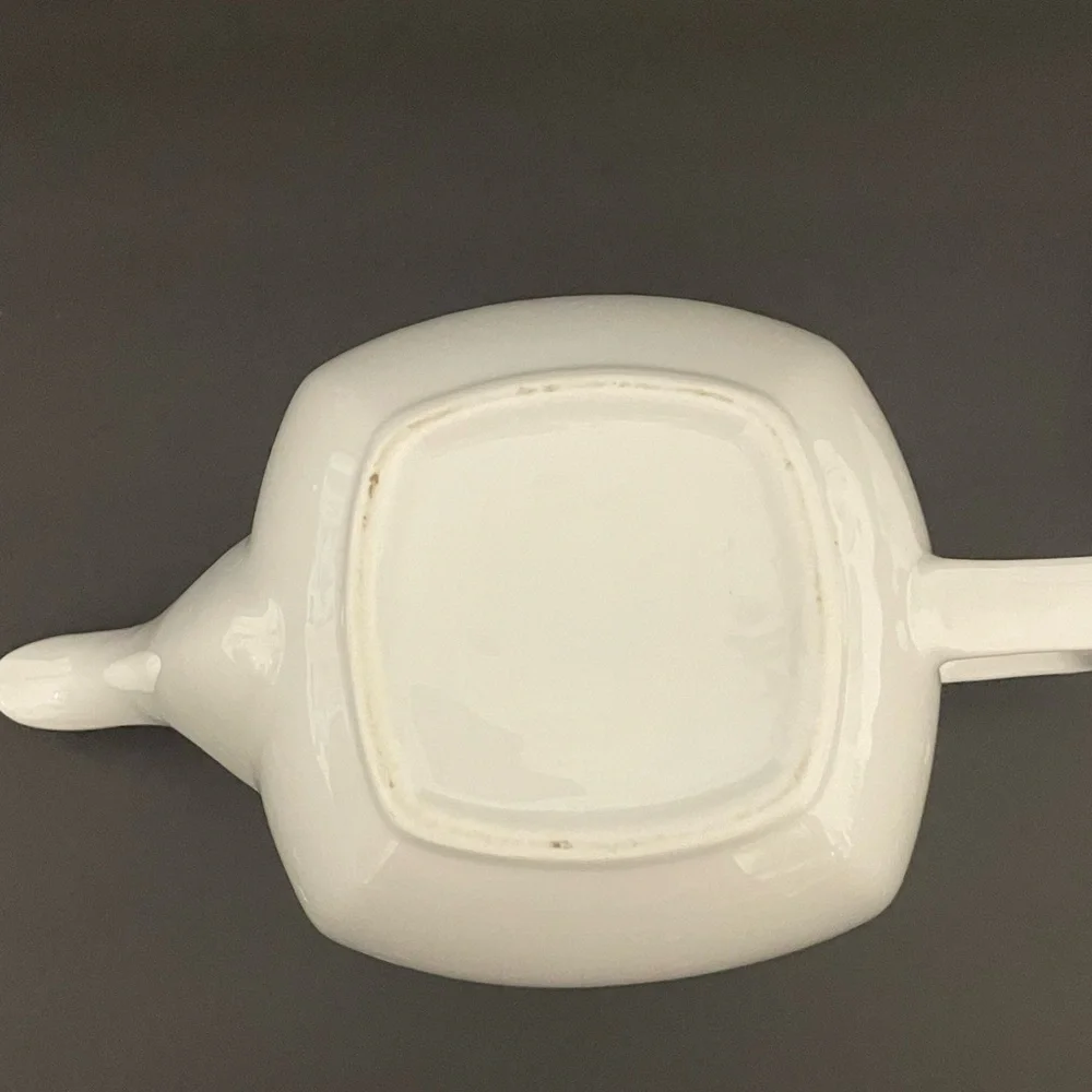 Modern White Ceramic 4 Cup Teapot or Coffee Kettle Like New
